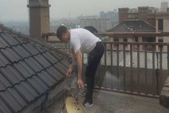 20200826 常州执法支队协助多个业主拆除非法安装的“小耳朵”2.jpg