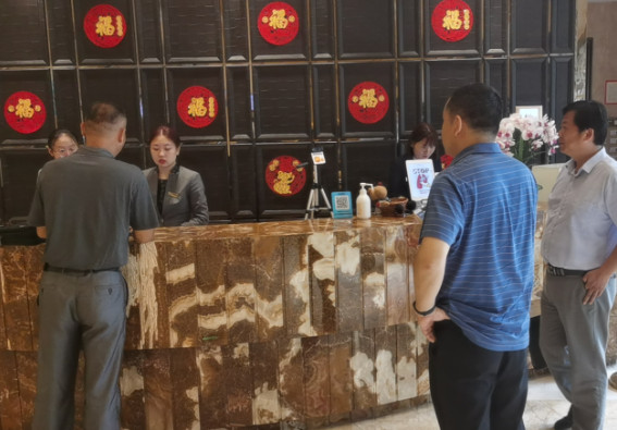 20200901 镇江局开展境外卫星电视传播秩序专项检查-检查白玉兰酒店.jpg