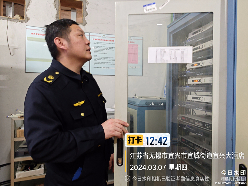 7.检查宜兴大酒店广播电视播出机房.jpg