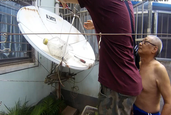 20200826 常州执法支队协助多个业主拆除非法安装的“小耳朵”1.jpg