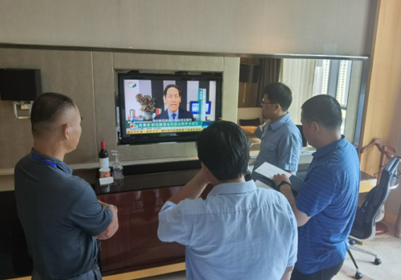 20200901 镇江局开展境外卫星电视传播秩序专项检查-检查喜来登酒店客房.jpg